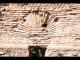 06792 ostia - regio i - insula ix - caseggiato dietro la curia (i,ix,1) - hof - westseite - detail an der nordwand - 09-2022.jpg